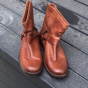 Frye women 8.5/B leather short used boots